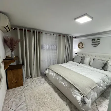 Himalayas 4* ジロカストラ